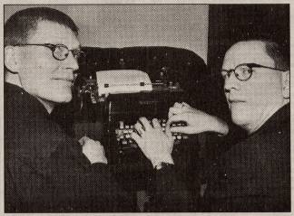 Peter Leder und Mathias Denker beim Drehbuch schreiben